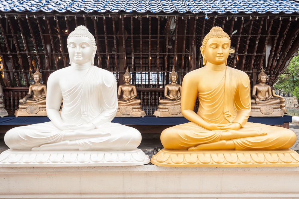 פסלי בודהה במקדש גנגארמאיה בעיר קולומבו, סרי לנקה