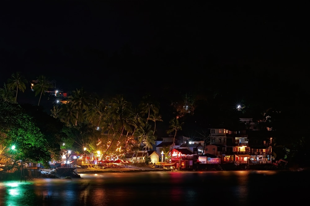 חוף אונאואטונה בערב - חיי לילה בסרי לנקה